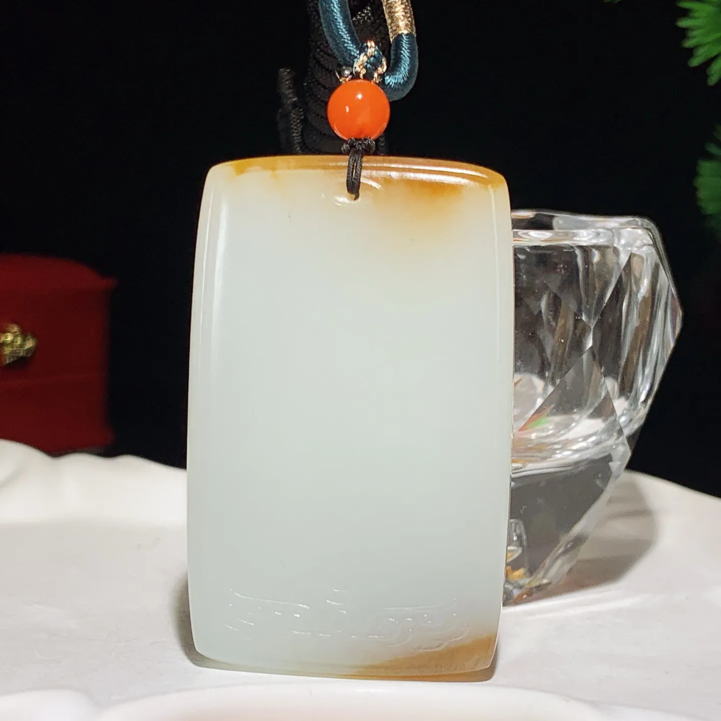 新疆且末糖天地糖平安无事牌挂件。尺寸56/35/11重60克。玉质细腻油润。手推出油。佩戴高端典雅。lt251103