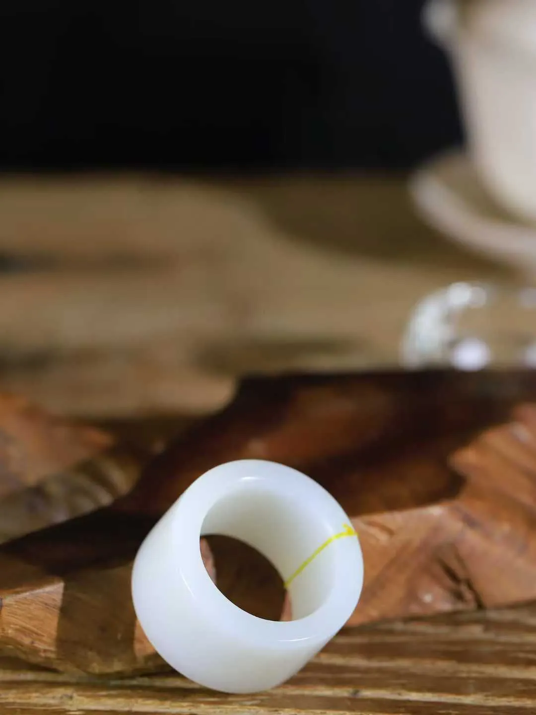 （古韵.扳指）

精品和田玉白玉扳指，玉质温润，油润感十足， 整器古韵生辉。优雅高贵。运筹帷幄于掌中，决胜于千里之外。重24.8克   圈口22.8mm  尺寸20.2-5mm  23110333A