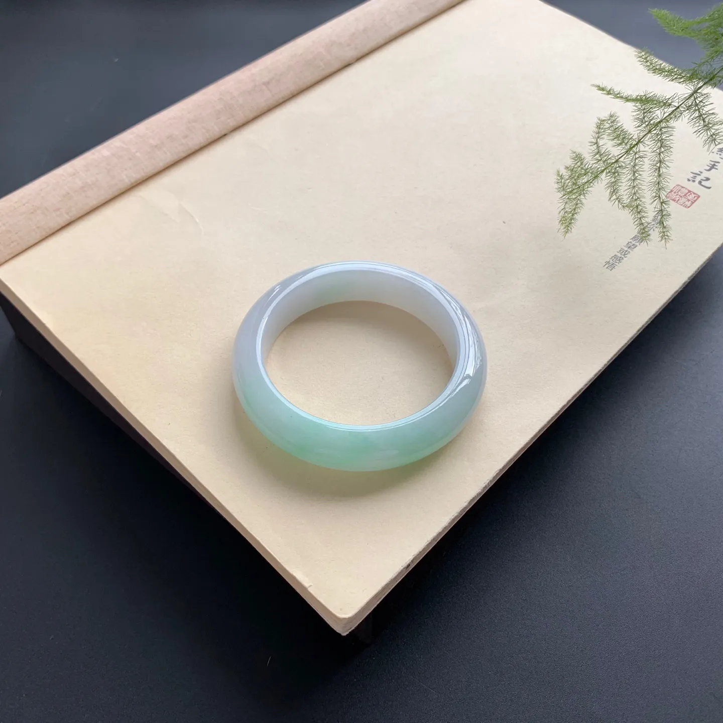 53.5圈口飘绿正圈手镯 尺寸：53.5-13-9，无纹裂，细腻光滑，清爽干净