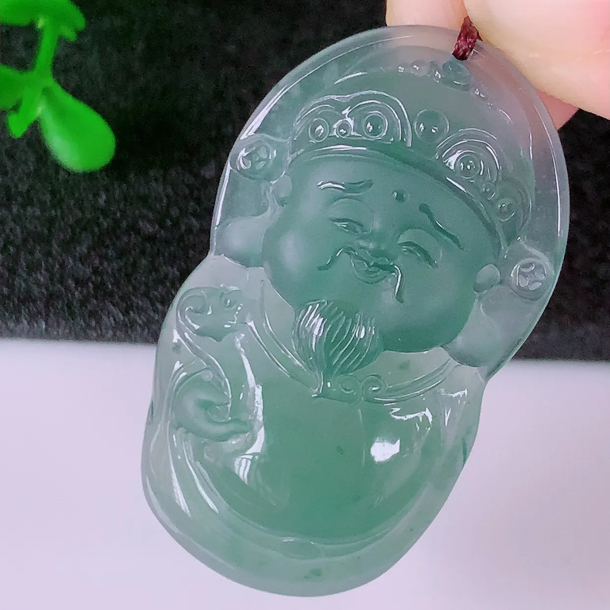 自然光实拍，冰种翡翠招财财神爷吊坠，财神到你家里来，年年月月发大财，形态极为讨喜，佩戴效果招财迷人#