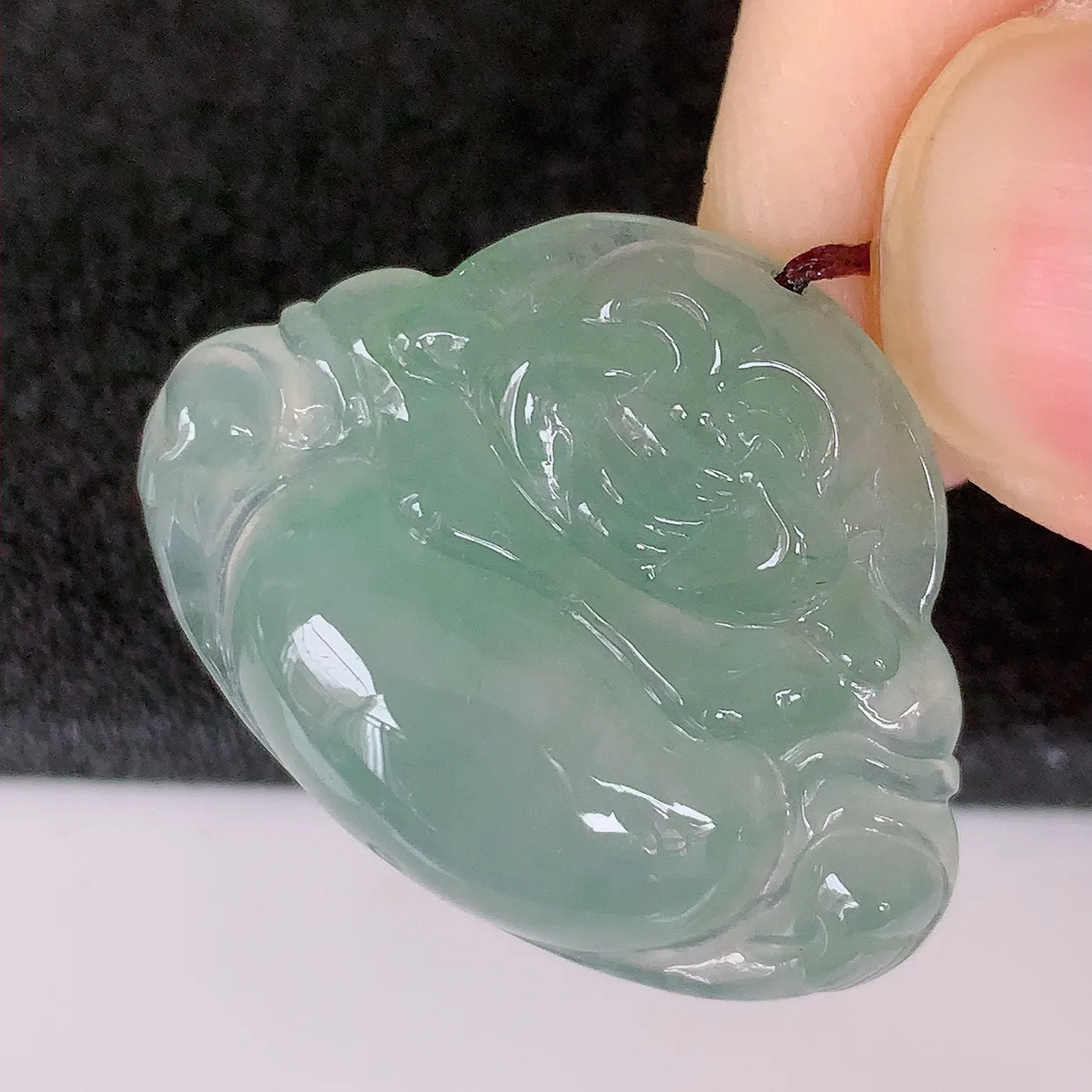 自然光实拍，冰种翡翠佛公吊坠，种老水足，雕工精湛 ，寓意美好，佩戴时尚出众！#46.2