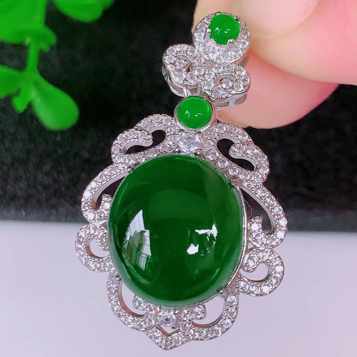 大颗冰透满绿翡翠蛋面925银镶嵌吊坠，自然光实拍，翠色灵动，颜色漂亮，种老水足，品相佳，佩戴佳品！#98.2整体33*20*10.8裸石13.8*12.5