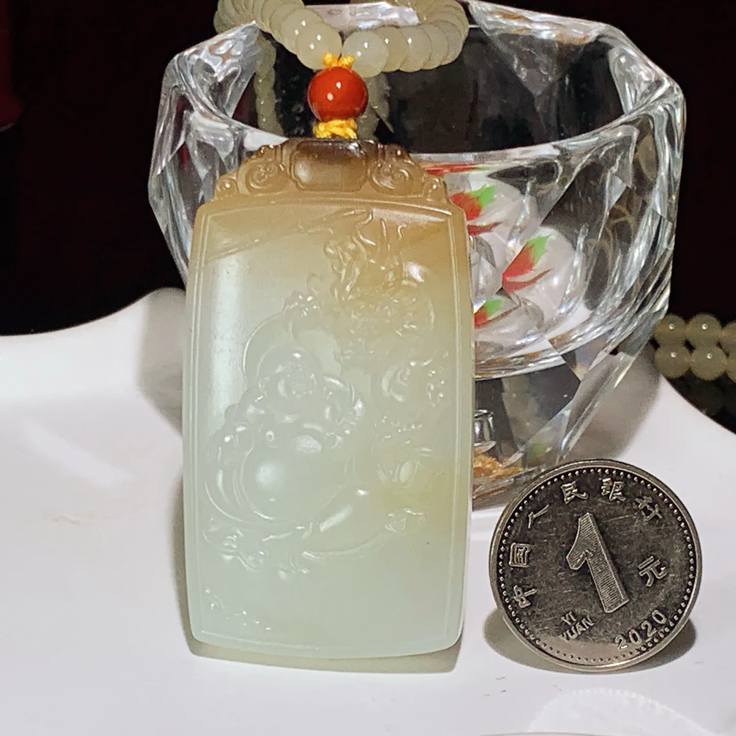 新疆且末糖佛引福来牌子挂件。尺寸55/30/11重60.8克。玉质细腻油润。手推出油。佩戴高端典雅。lt251103