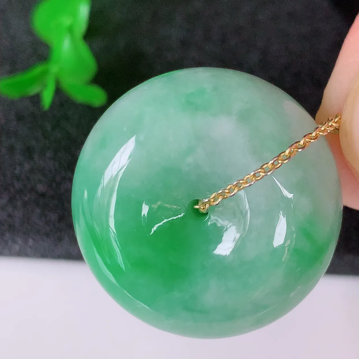 自然光实拍，冰润飘绿翡翠平安扣吊坠，形体饱满圆润，平安扣肥嘟嘟的，平平安安，种水很好，配戴精美！#0