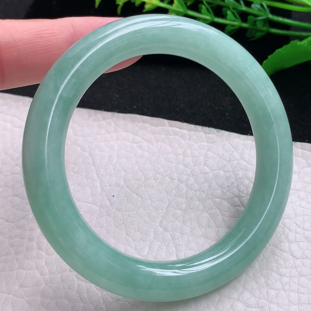 n自然光57*10.5美人镯 天然缅甸翡翠a 货蓝韵圆条玉镯子 玉手环