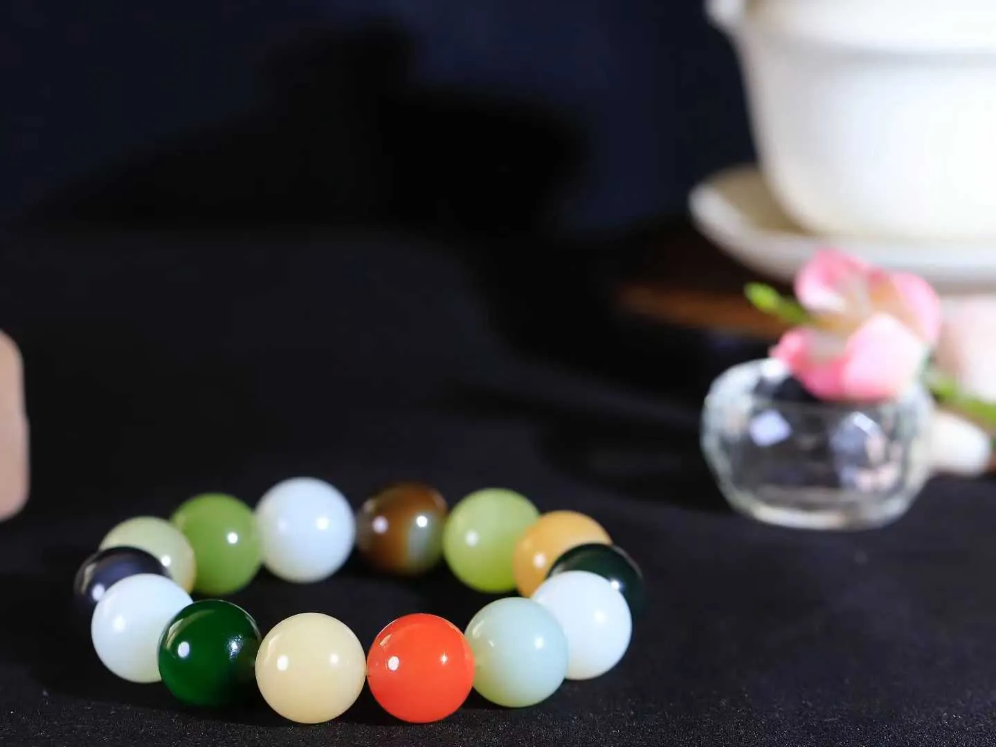 【多宝手串】

精选和田玉多宝手串，每一颗玉石都凝聚自然的灵气与岁月的沉淀，寓意福禄寿喜，守护您的平