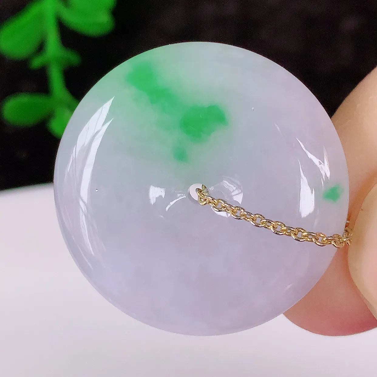 自然光实拍，冰润飘阳绿翡翠平安扣吊坠，形体饱满圆润，平安扣肥嘟嘟的，平平安安，种水很好，莹润通透，配戴精美！#57.2