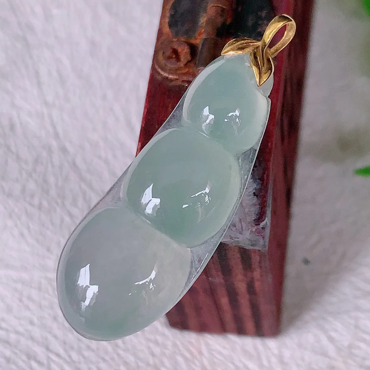 18K金镶嵌冰种翡翠四季豆吊坠，平安豆福豆玉坠，冰润通透，豆粒饱满，寓意：豆蔻年华！#12.2整体36裸石30*12*6.2