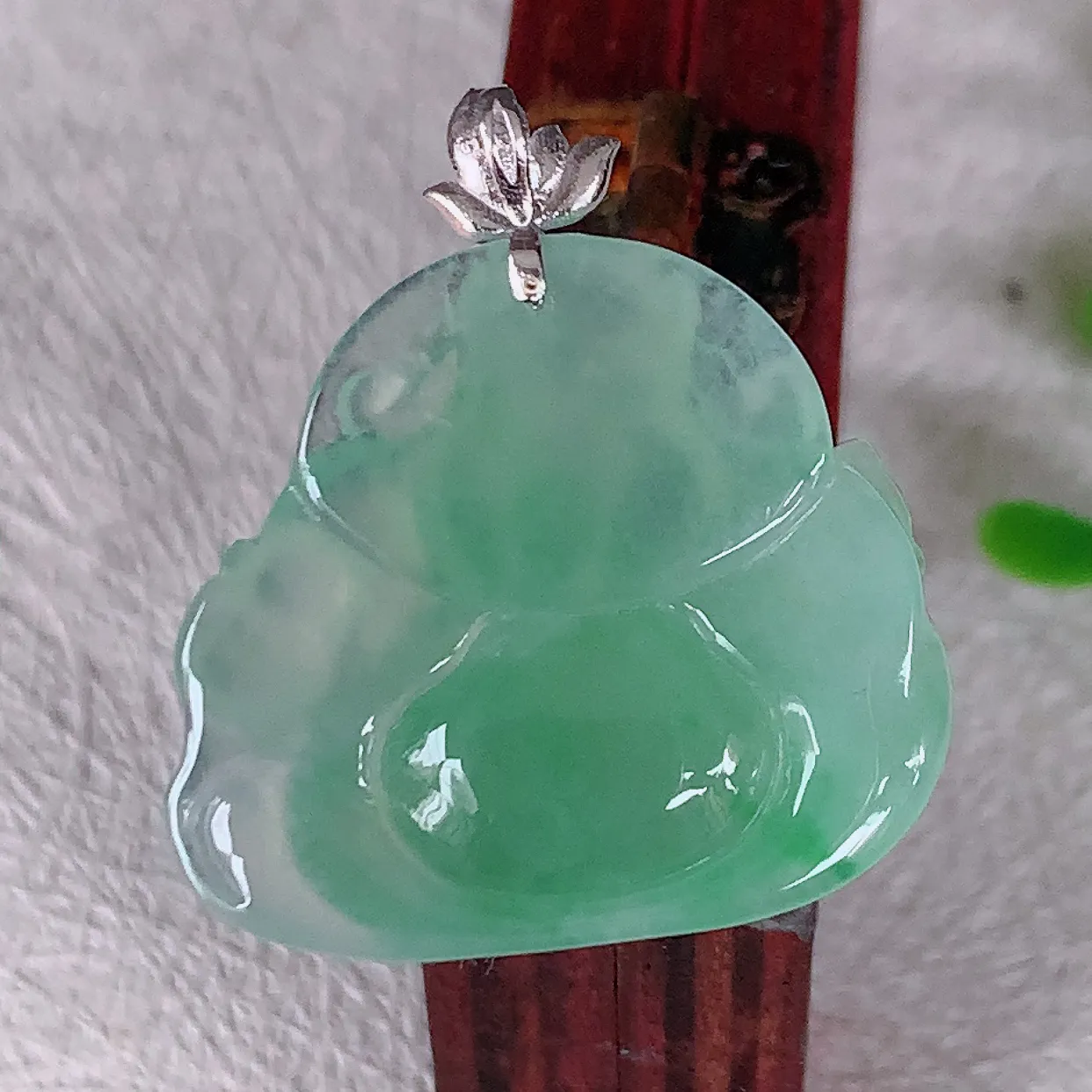 自然光实拍，18K金镶嵌冰种飘绿翡翠财神爷吊坠，财神到你家里来，年年月月发大财，形态极为讨喜，佩戴效果招财迷人#1.2整体28裸石26*22.5*6