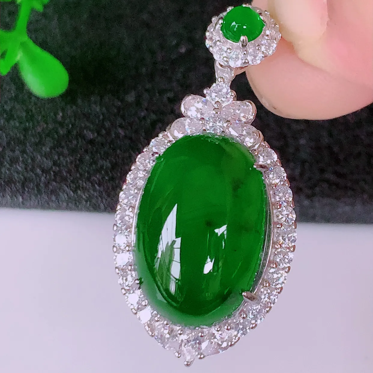 大颗冰透满绿翡翠蛋面925银镶嵌吊坠，自然光实拍，翠色灵动，颜色漂亮，种老水足，品相佳，佩戴佳品！#