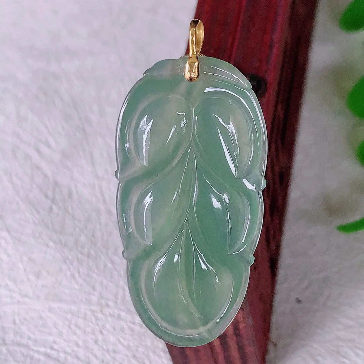 18K金镶嵌冰种翡翠叶子吊坠 ，种水足，色泽清新，工艺精湛，叶子寓意美好；金枝玉叶，事业有成。#12.2