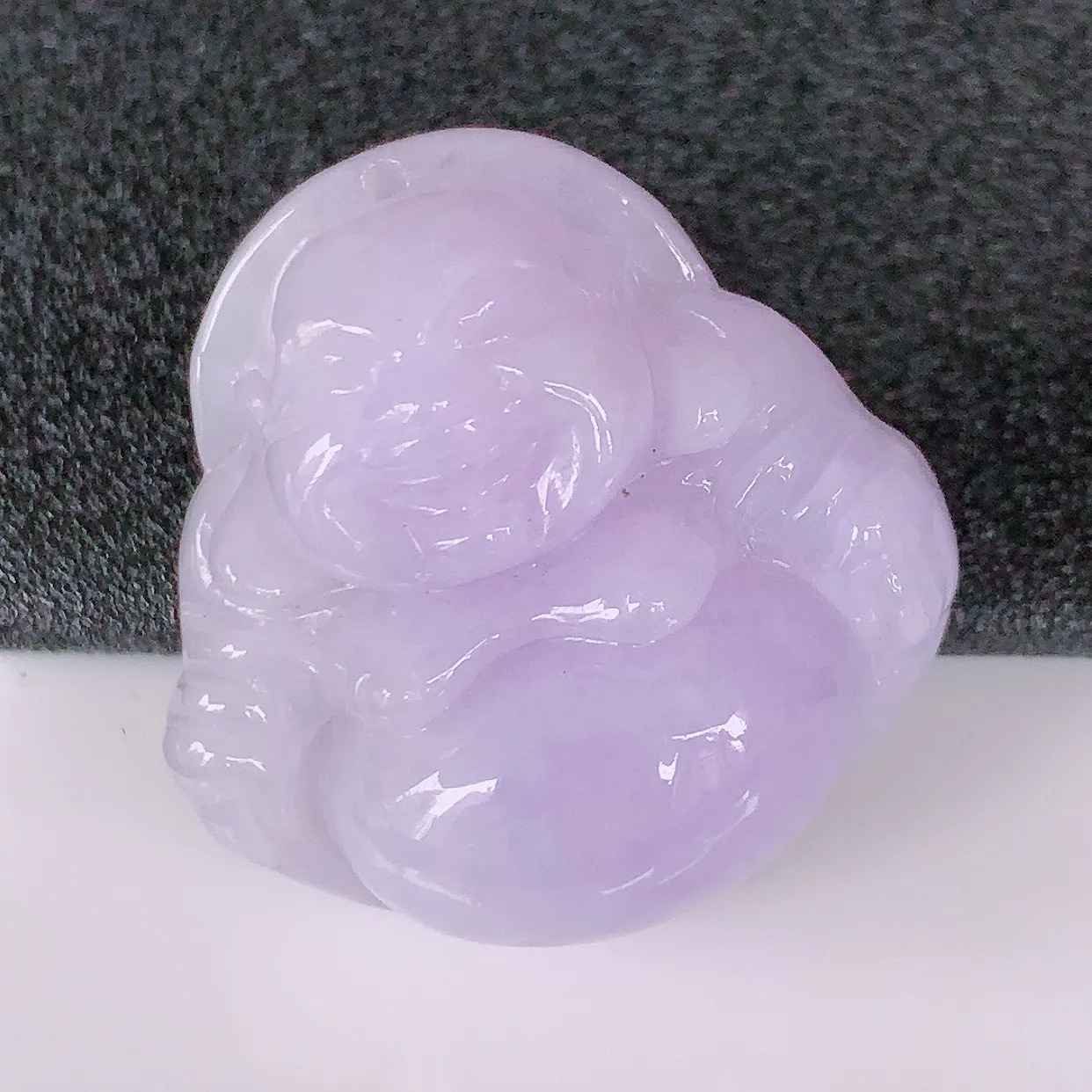 自然光实拍，冰润紫罗兰翡翠佛公吊坠，玉笑佛，饱满，开脸喜庆，配戴优雅迷人！#75.2