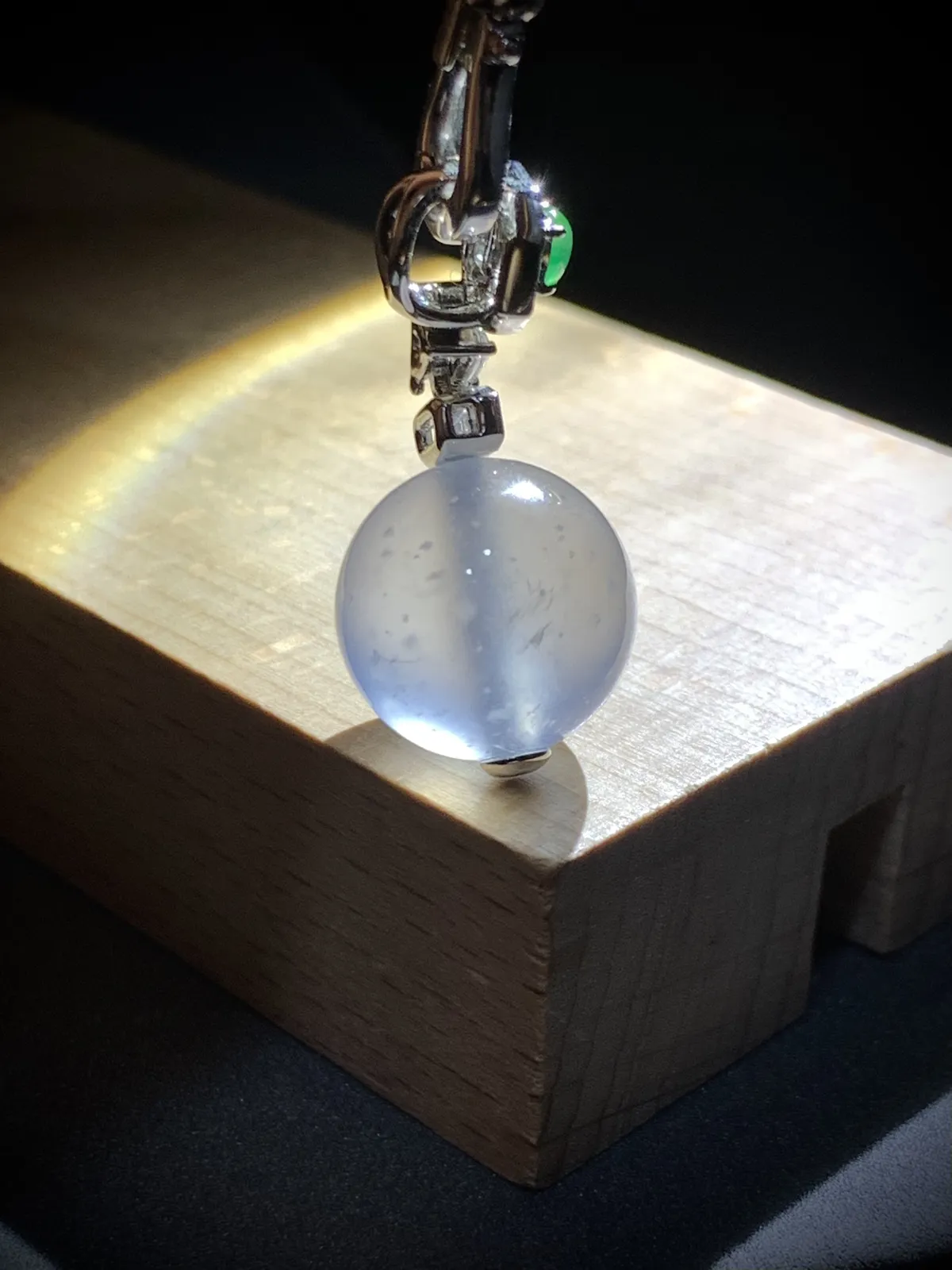 【镶嵌新品】
高品质珠子吊坠，28-13.3-13.3mm，
18K金，南非钻，翡翠绿蛋面，
不配图链