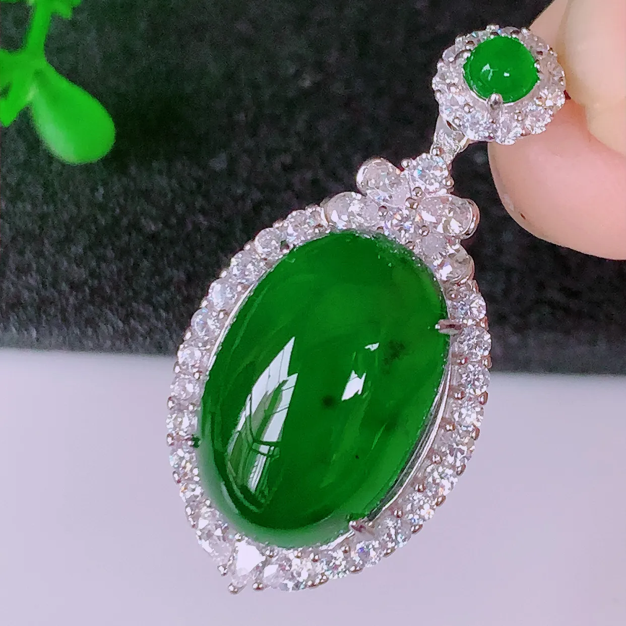 大颗冰透满绿翡翠蛋面925银镶嵌吊坠，自然光实拍，翠色灵动，颜色漂亮，种老水足，品相佳，佩戴佳品！#98.2整体34.8*16.8*9.5裸裸11.8*17.5