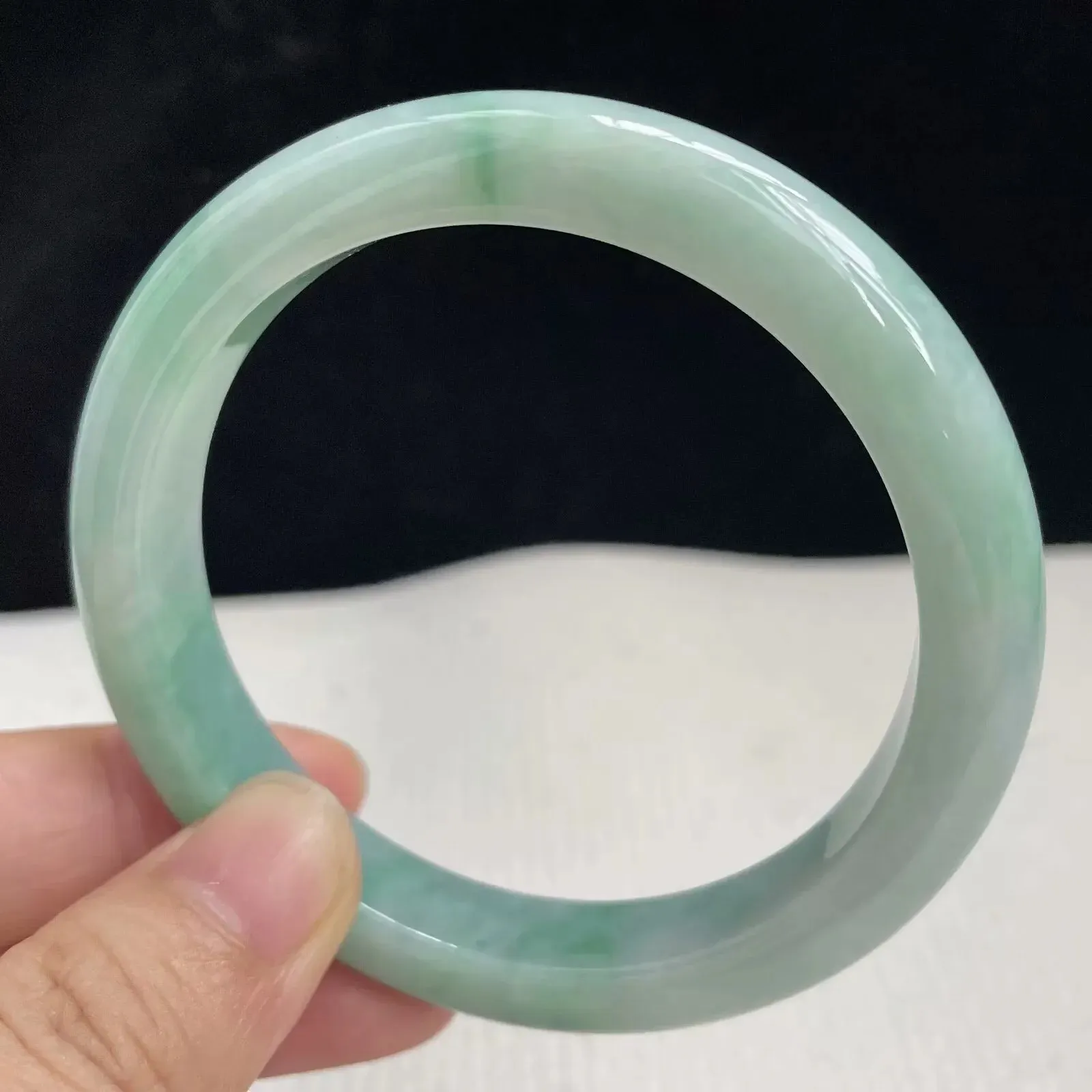 55圈口自然光拍摄天然翡翠A货飘绿好种水正圈手镯 43克