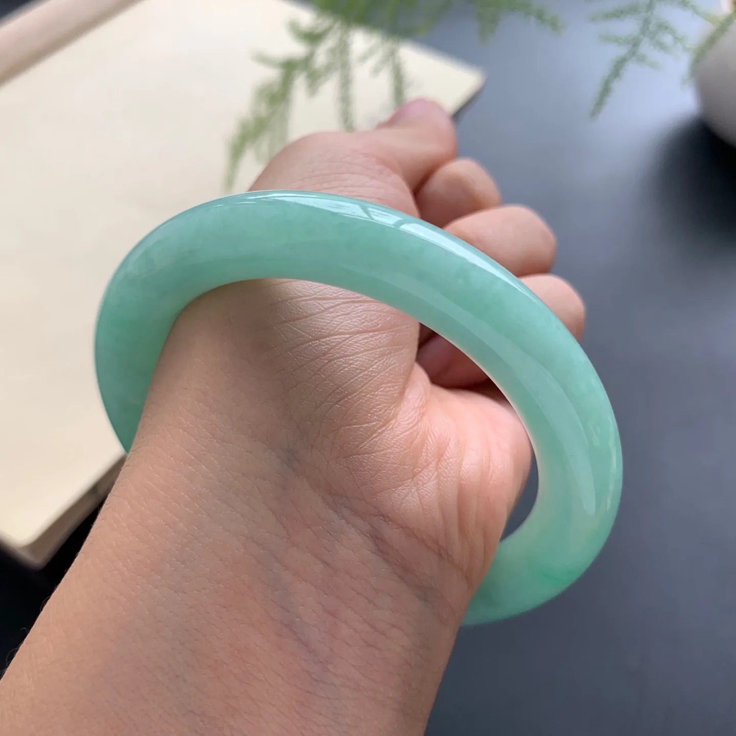 56.2圈口满色圆条手镯 尺寸：56.2-10.2-10，无纹裂，细腻光滑，色泽靓丽