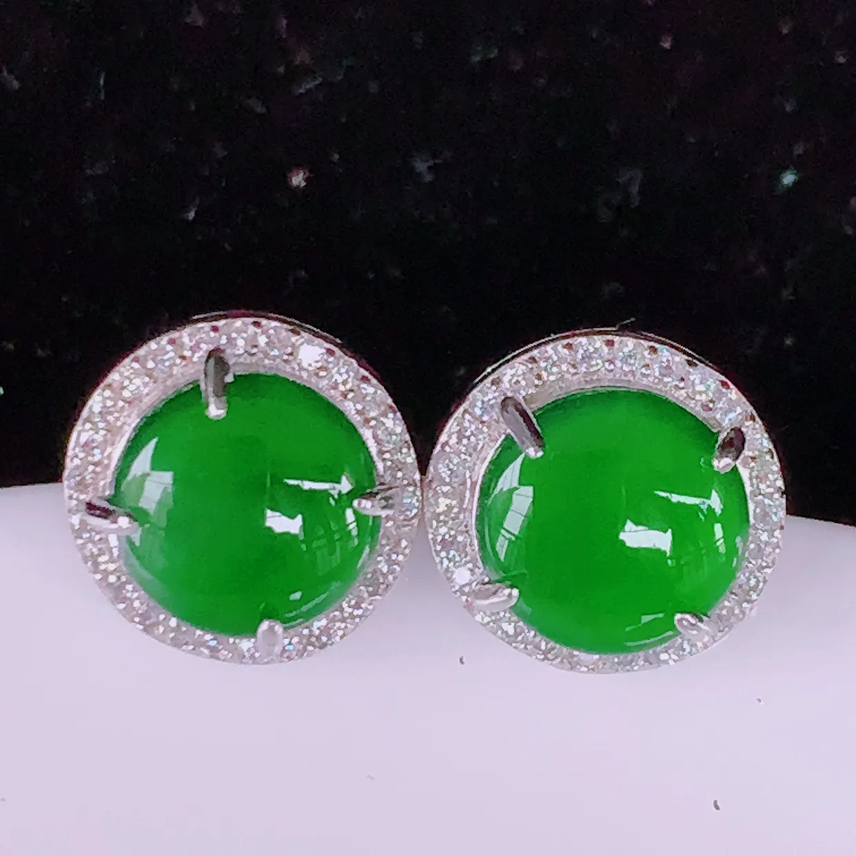 冰透满绿翡翠925银镶嵌耳钉，自然光实拍，翠色灵动，颜色漂亮，种老水足，品相佳，佩戴佳品！#98.2整体15.5-10.5*10.5裸石7.5*7.5