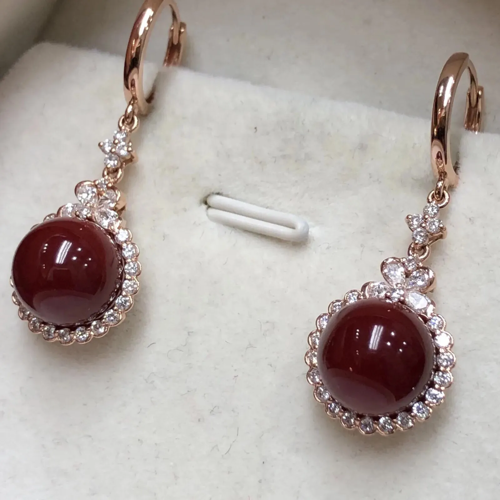 【典藏珍品】【天然阿卡赤血牛血红珊瑚10mm圆珠大钻满钻豪华镶嵌耳坠】可遇不可求！日本深海阿卡材料，天然无添加无优化，赤血牛血红色，裸石尺寸为9.9*9.9*9.9mm，整体尺寸34.7*12.9*11.2mm，18k金大钻石满钻豪华镶嵌！重量7.34克。裸石没有白芯，没有虫眼。只有诱人的美！色浓形美！高端大气上档次！