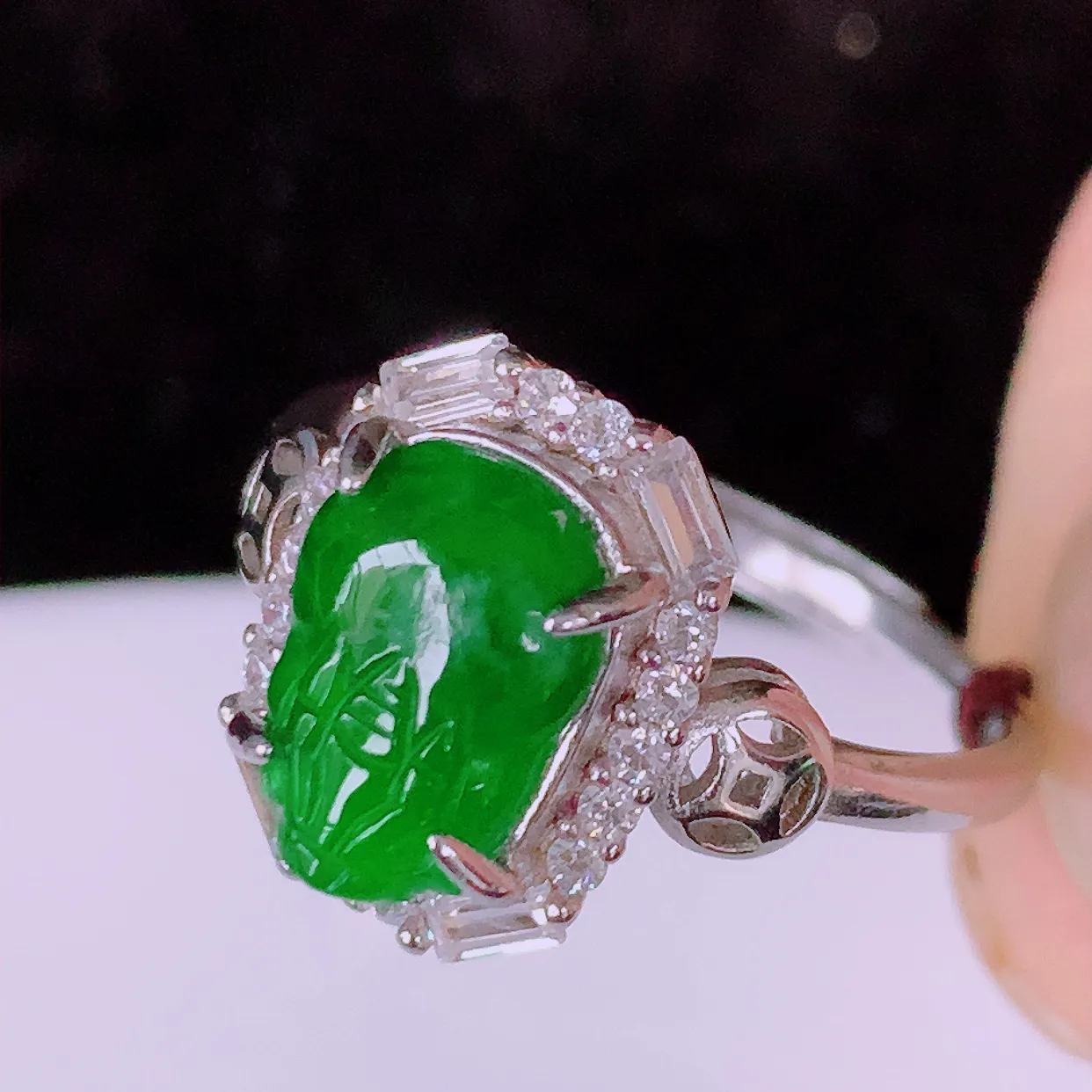 冰透满绿翡翠925银镶嵌貔貅戒指，自然光实拍，翠色灵动，颜色漂亮，种老水足，品相佳，佩戴佳品！#98.2（圈口可调大小）整体24.5*17.5*6裸石10*6.8