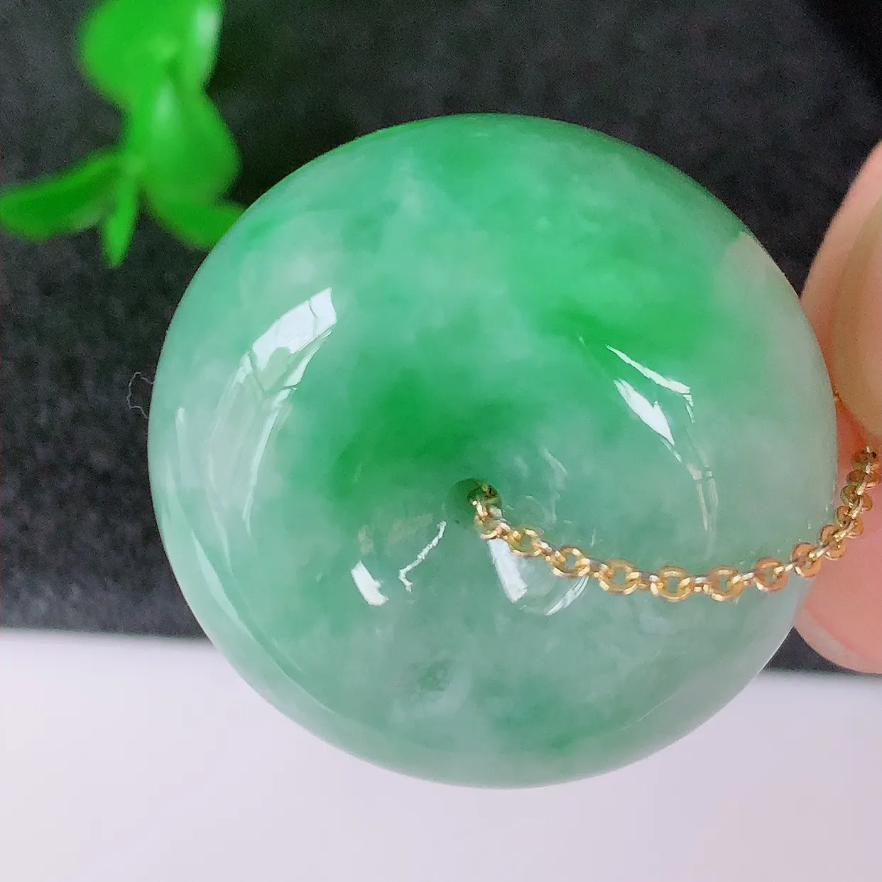 自然光实拍，冰润飘绿翡翠平安扣吊坠，形体饱满圆润，平安扣肥嘟嘟的，平平安安，种水很好，配戴精美！#05.2