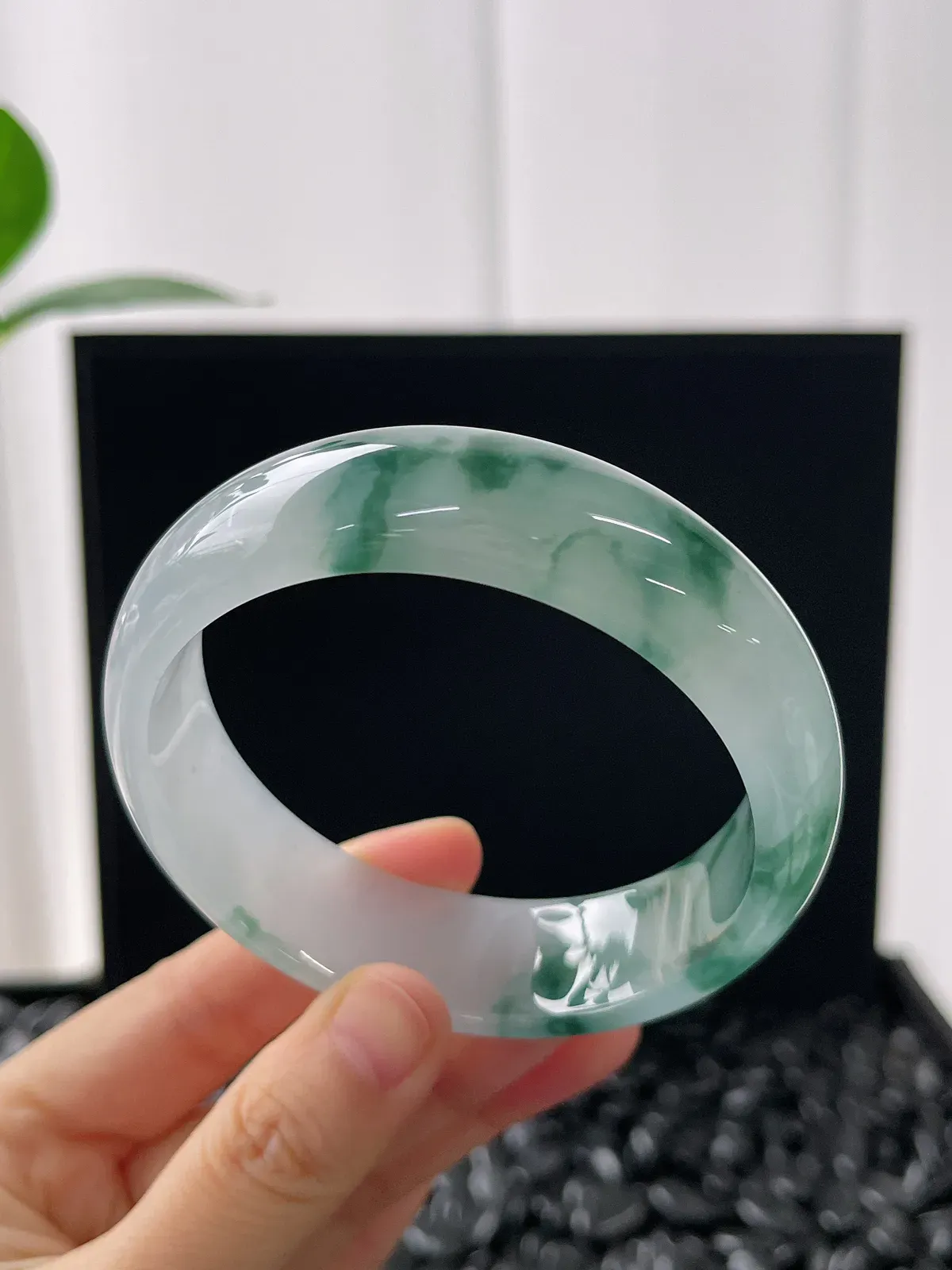 正圈60.8圈口，翡翠冰种飘绿手镯