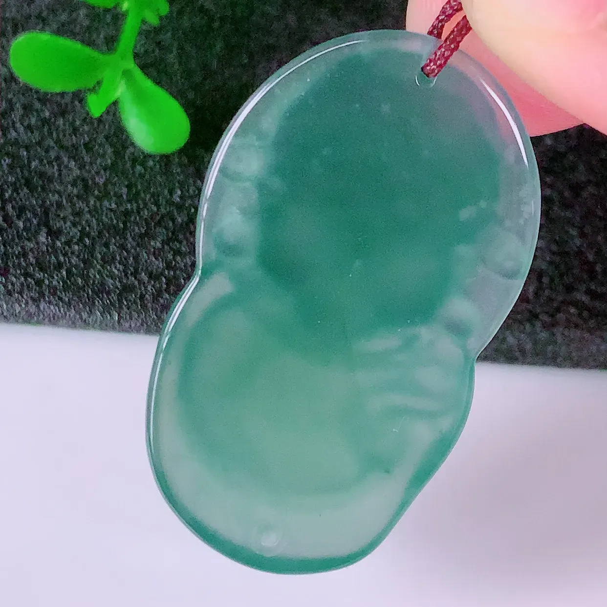 自然光实拍，冰种翡翠招财财神爷吊坠，财神到你家里来，年年月月发大财，形态极为讨喜，佩戴效果招财迷人#98.2