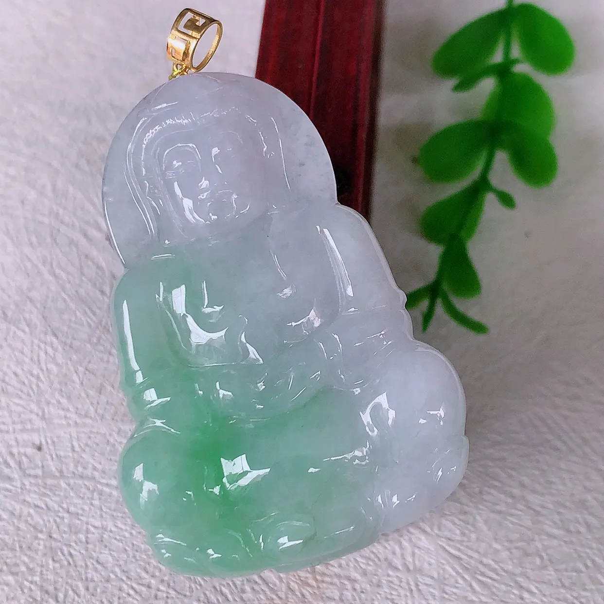 18K金镶嵌冰飘绿翡翠观音菩萨吊坠，赐福翡翠观音，观音面相端庄，品相佳，佩戴气质！#35.2整体58.8裸石52.5*36*5.8
