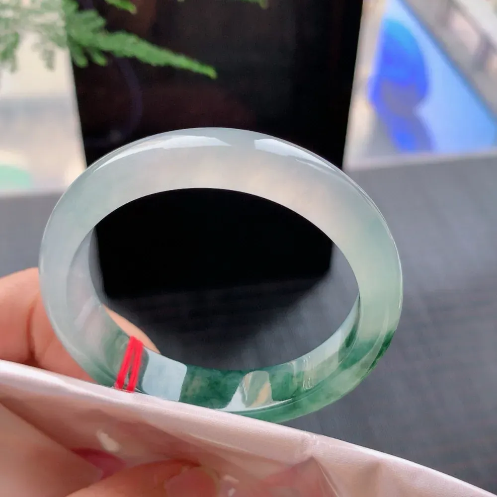 贵妃冰玻飘花 无瑕 尺寸:55.8/51.1/13.1/7.7 花美 种水好