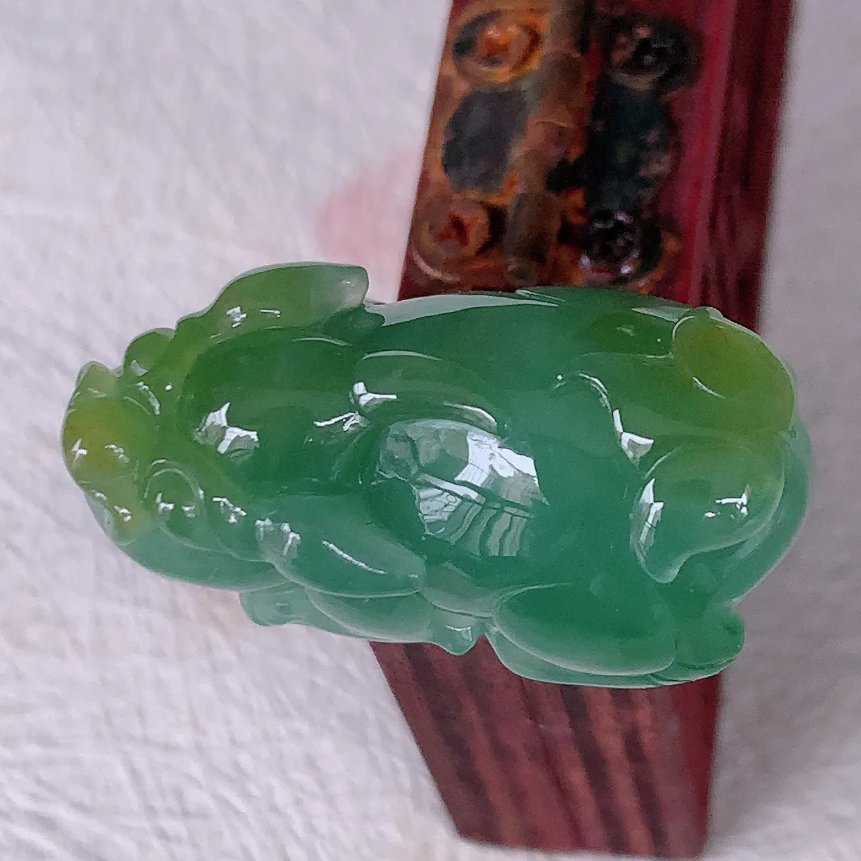 自然光实拍，冰润双彩翡翠招财貔貅吊坠，民间有“一摸貔貅运程旺盛，再摸貔貅财运滚滚，三摸貔貅平步青云 ”的美好祝愿。#46.2