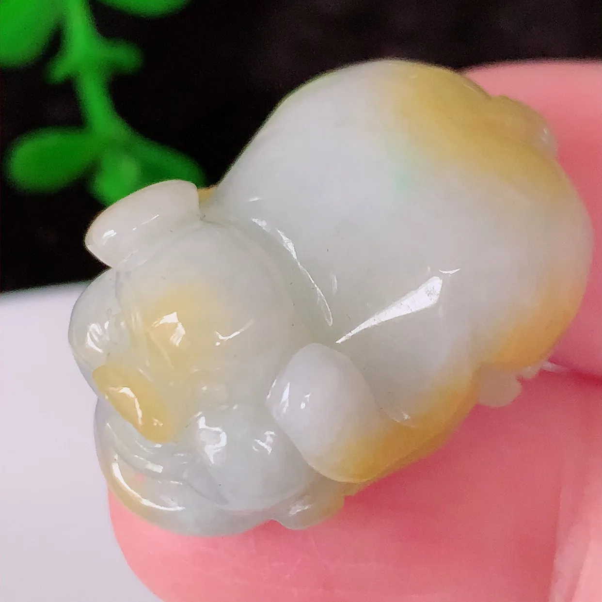 自然光实拍，冰润黄翡双彩翡翠生肖猪吊坠，种老水足，雕工精湛 ，寓意美好，佩戴时尚出众！#57.2