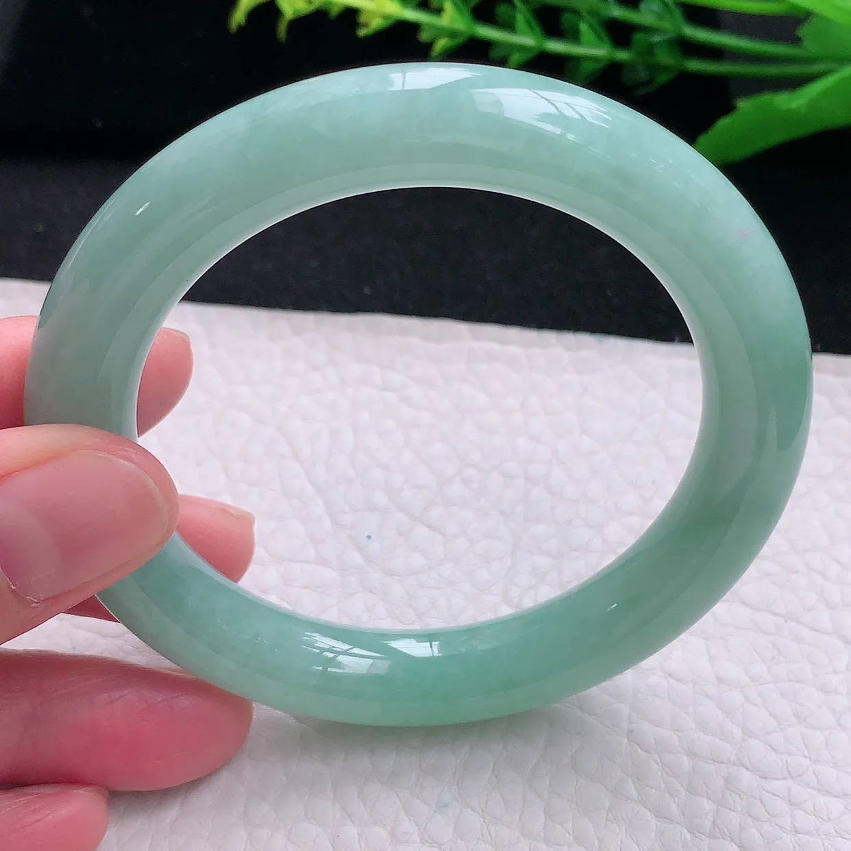 n自然光57*10.5美人镯 天然缅甸翡翠a 货蓝韵圆条玉镯子 玉手环