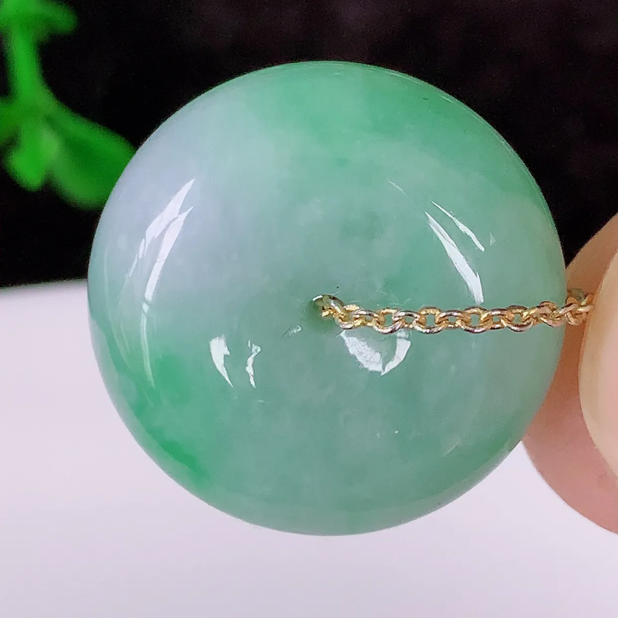自然光实拍，冰润飘绿翡翠平安扣吊坠，形体饱满圆润，平安扣肥嘟嘟的，平平安安，种水很好，配戴精美！#57.2