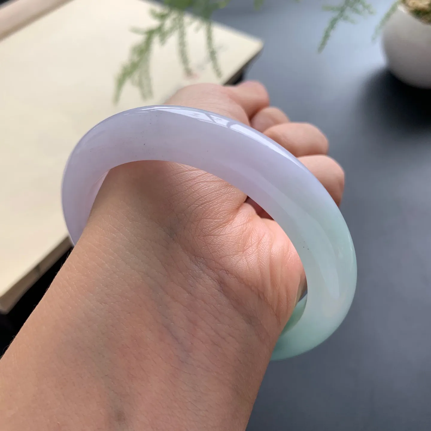 56.2圈口飘绿正圈手镯 尺寸：56.2-11.2-9.2，无纹裂，细腻光滑，版型厚装