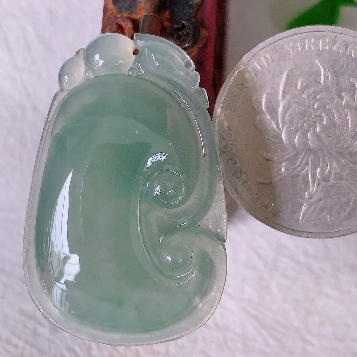 自然光实拍，冰种翡翠如意吊坠，玉坠百搭又精致，寓意着吉祥，事事如意！#12.2