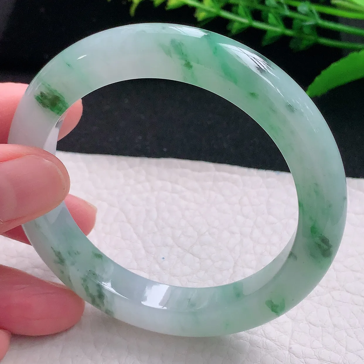 js自然光56*10.8*9.3平安镯 天然缅甸翡翠a 货冰飘绿花清秀宽边玉镯子