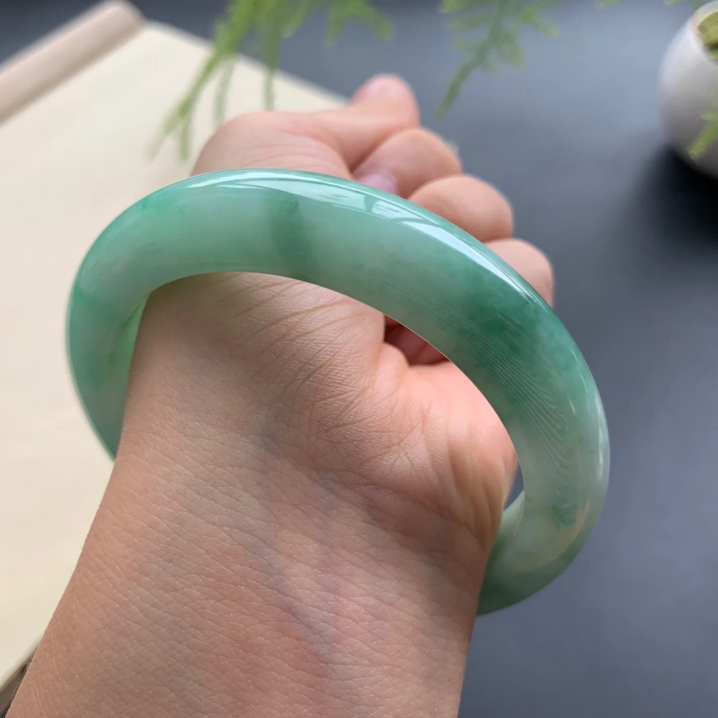 58.3圈飘绿正圈手镯 尺寸：58.3-12.5-9，无纹裂，细腻光滑，色泽靓丽