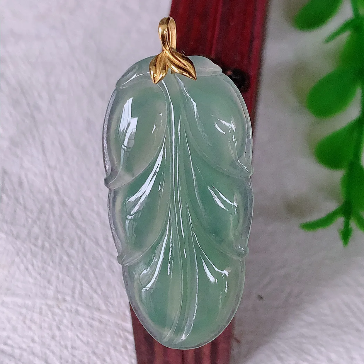 18K金镶嵌冰种翡翠叶子吊坠 ，种水足，色泽清新，工艺精湛，叶子寓意美好；金枝玉叶，事业有成。#12.2