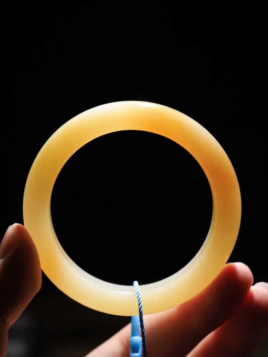 【情有独钟.手镯】

精品和田玉糖白玉手镯 玉质温润细腻 油性十足 手感舒适，高华雅逸，线条流畅，简约大气，美自天成，素雅高贵。佩戴于腕间，婉约之美，举手投足间透出那低调奢华。重44.2克 内径50.5mm 尺寸11.5-8.5mm   FDT-791052795