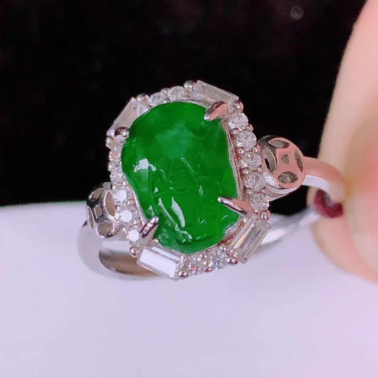 冰透满绿翡翠925银镶嵌貔貅戒指，自然光实拍，翠色灵动，颜色漂亮，种老水足，品相佳，佩戴佳品！#98.2（圈口可调大小）整体24.5*17.5*6裸石10*6.8