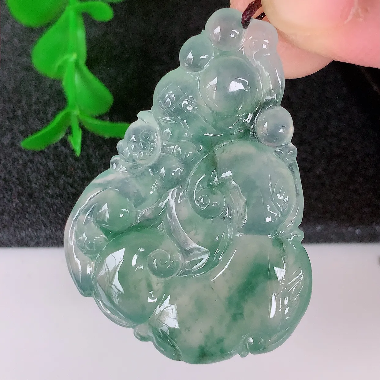 自然光实拍，冰种飘花翡翠如意吊坠，种老水足，雕工精湛 ，寓意美好，佩戴时尚出众！#01.2