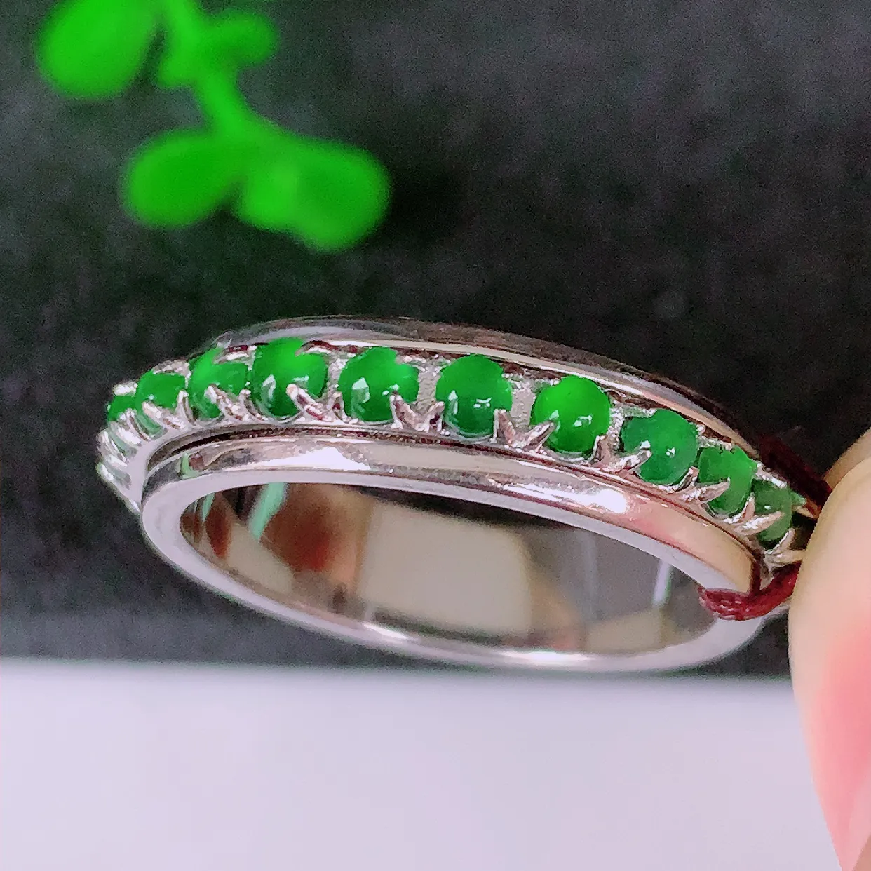 冰透满绿翡翠925银镶嵌戒指，自然光实拍，翠色灵动，颜色漂亮，种老水足，品相佳，佩戴佳品！#98.2