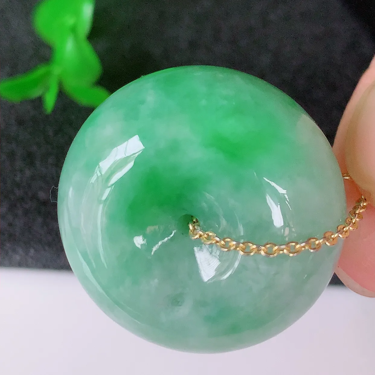 自然光实拍，冰润飘绿翡翠平安扣吊坠，形体饱满圆润，平安扣肥嘟嘟的，平平安安，种水很好，配戴精美！#05.2