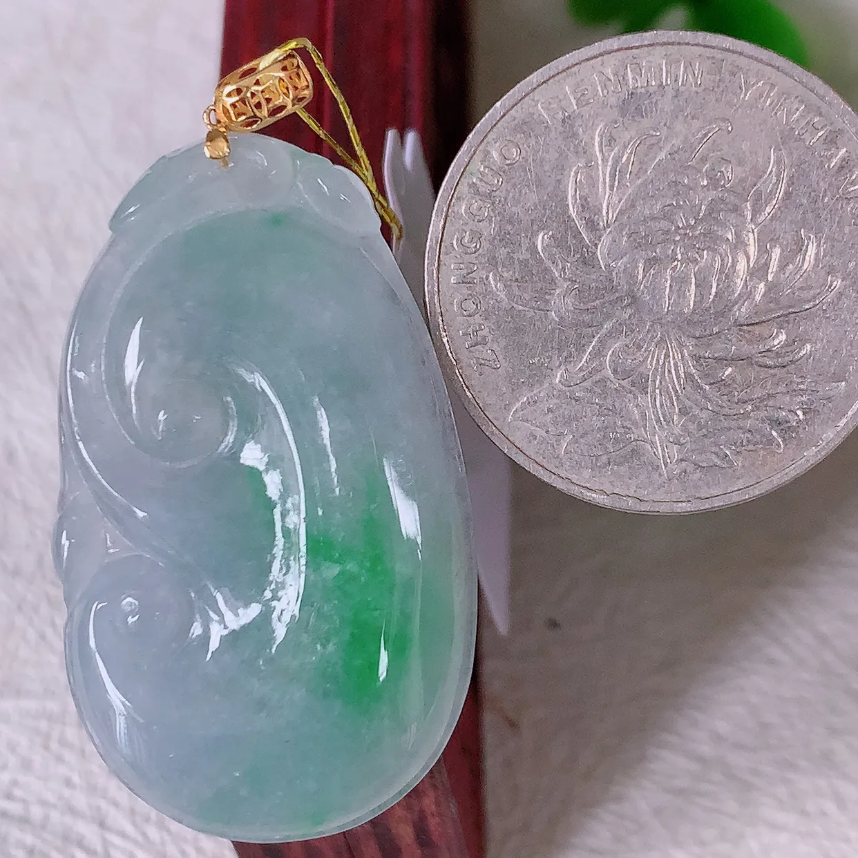 18k金镶嵌冰紫罗兰飘绿翡翠如意吊坠，沁人心脾，精致典雅的设计，为佩戴者，增添色彩，送礼自留都是佳品选择！#35.2