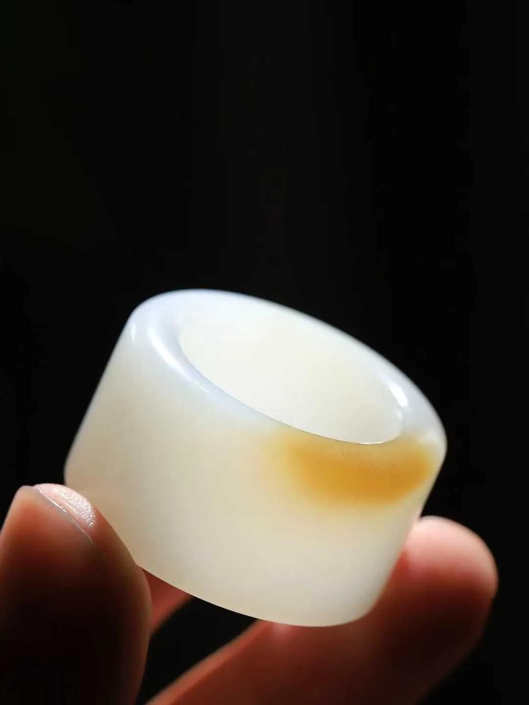 （古韵.扳指）

精品和田玉糖白玉扳指，玉质温润，油润感十足， 整器古韵生辉。优雅高贵。运筹帷幄于掌中，决胜于千里之外。重25.8克   圈口21.5mm  尺寸18.5-5.8mm  23110333A