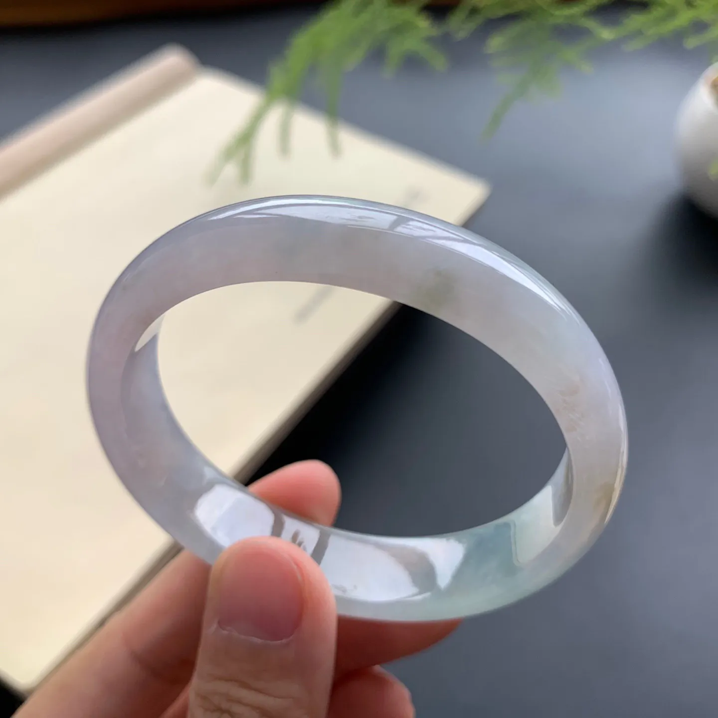 54圈口冰油贵妃手镯 尺寸：54-47.8-13-6.8，无纹裂，水润光滑，胶感十足