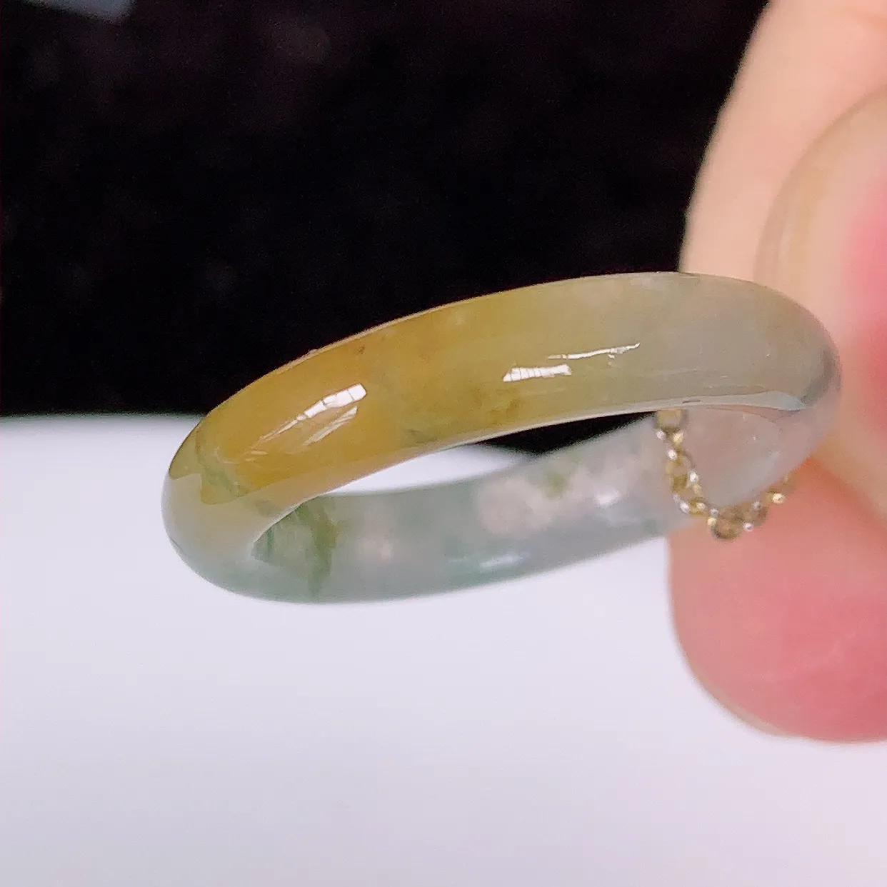 自然光实拍，16mm内径冰种黄加绿翡翠指环，玉戒指，玉质莹润，好精美好冰润的指环，11圈口，上手纤巧！#1.2尺寸16*3.9*3mm
