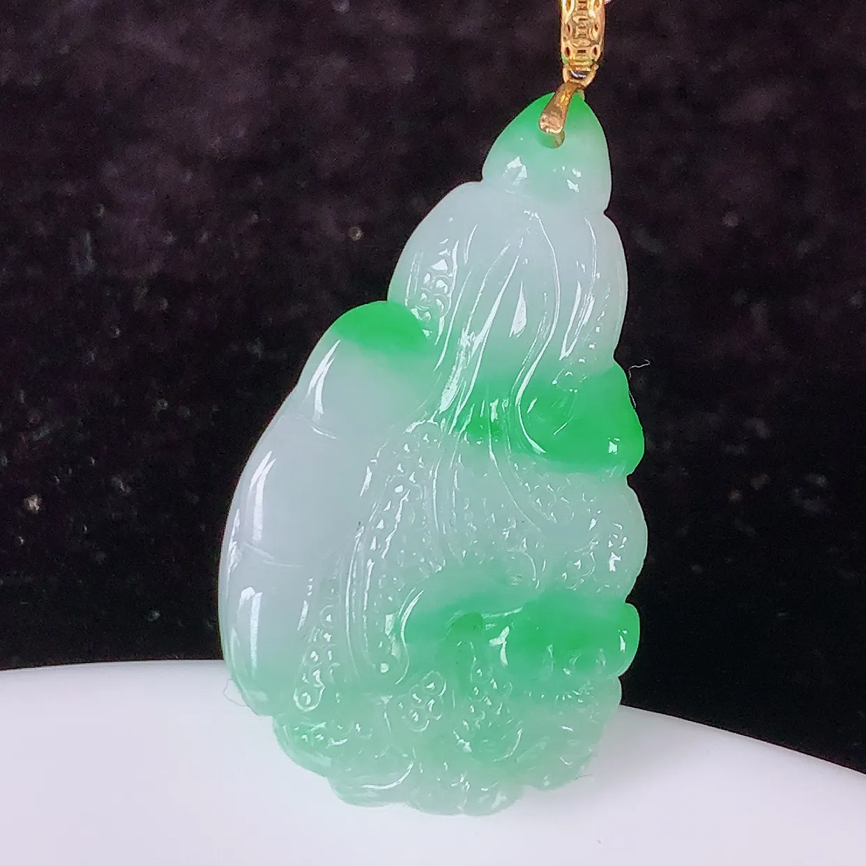18K金镶嵌飘阳绿翡翠招百财白菜吊坠，百财聚来，财源滚滚，色泽鲜艳，精工水润的白菜，性价比高！#1.2