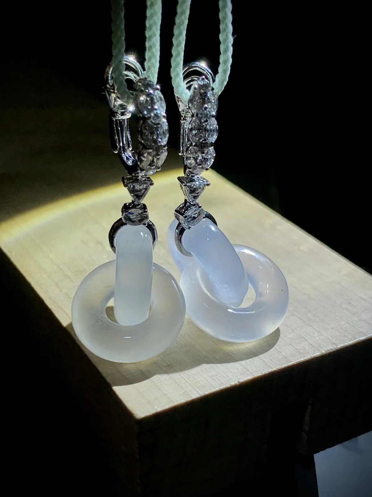 【镶嵌新品】
白冰环环相扣耳坠，
41.5-单圈裸石15.3-5.2mm，
18K，南非钻，