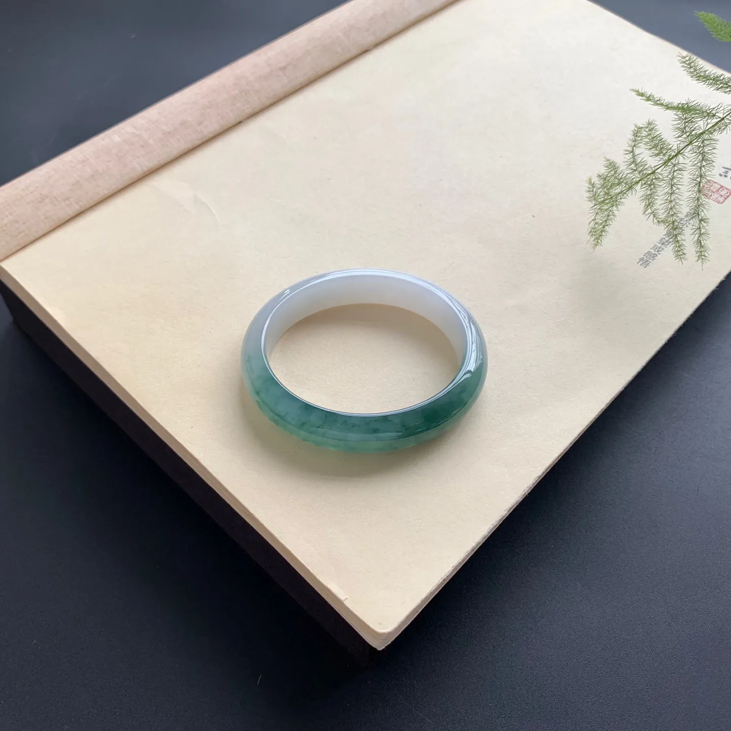 52.2圈口飘花贵妃手镯 尺寸：52.2-45-12-6.8，无纹裂，细腻光滑，花色浓郁