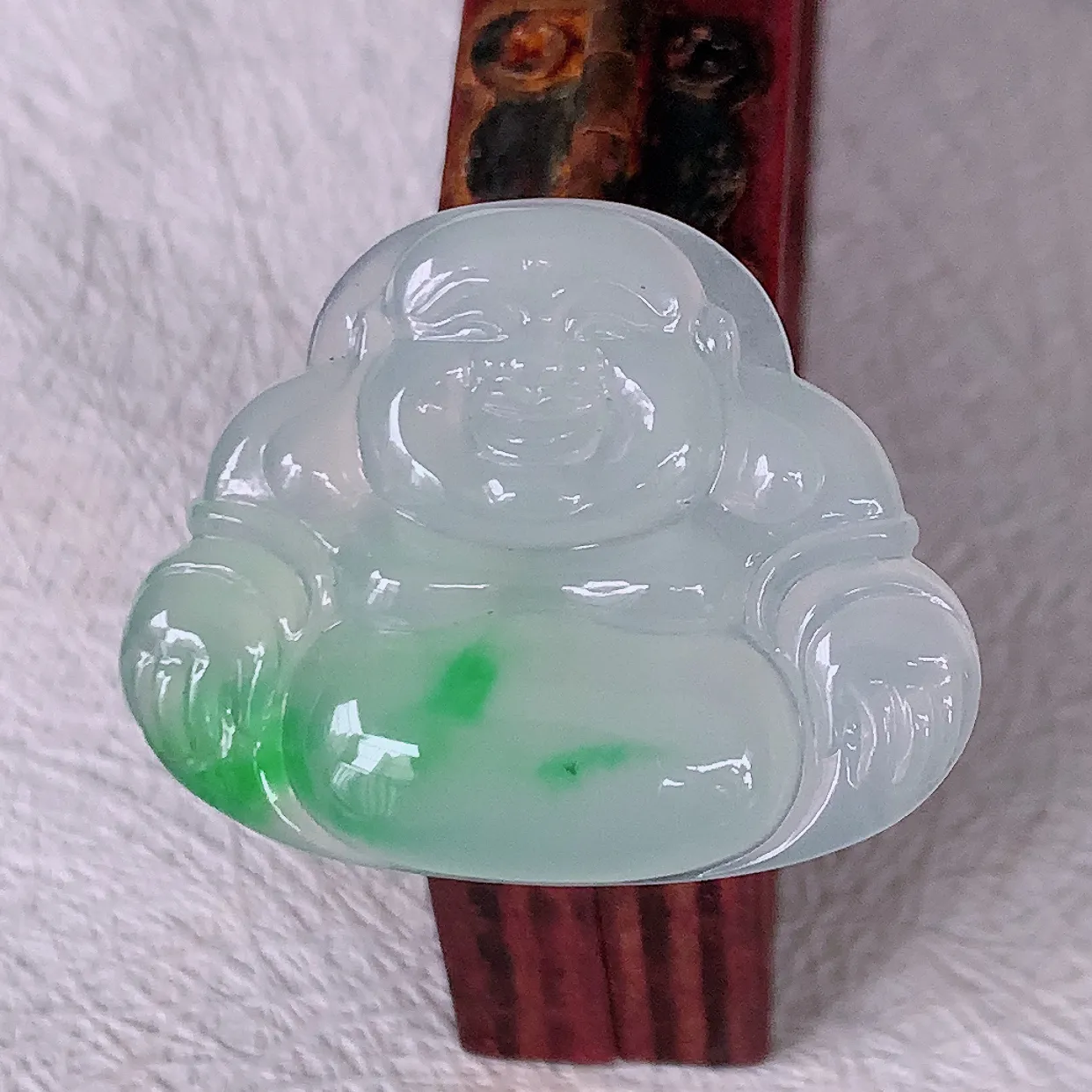 自然光实拍，冰种飘阳绿翡翠佛公吊坠，饱满， 佛公亦保平安，寓意有福（佛公）相伴，配戴优雅迷人！#57.2